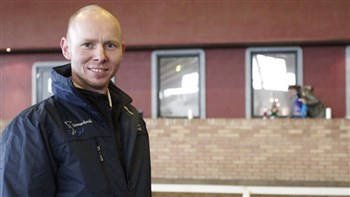 Bjarke Laustsen är framgångsrik dansk dressyrryttare, som sedan 13 år tillbaka driver ett ridsportcentrum i skånska Gunnarlunda.